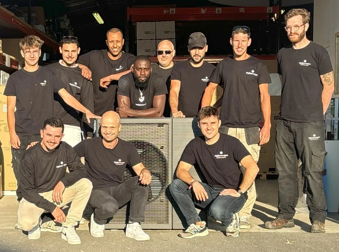 Équipe TEPLOENERGIES installant un chauffe-eau